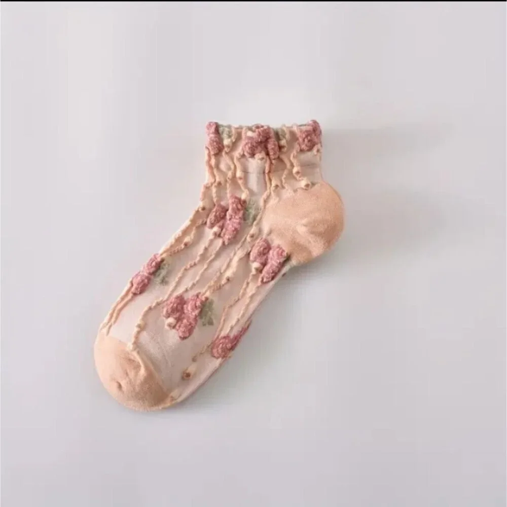 Pink floral embroidered ankle socks hosiery